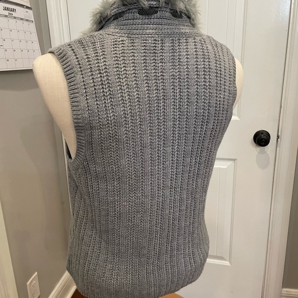 Chico's Sweater Vest grey knit, faux fur trim, size 4 XS open front cardigan - Picture 3 of 9